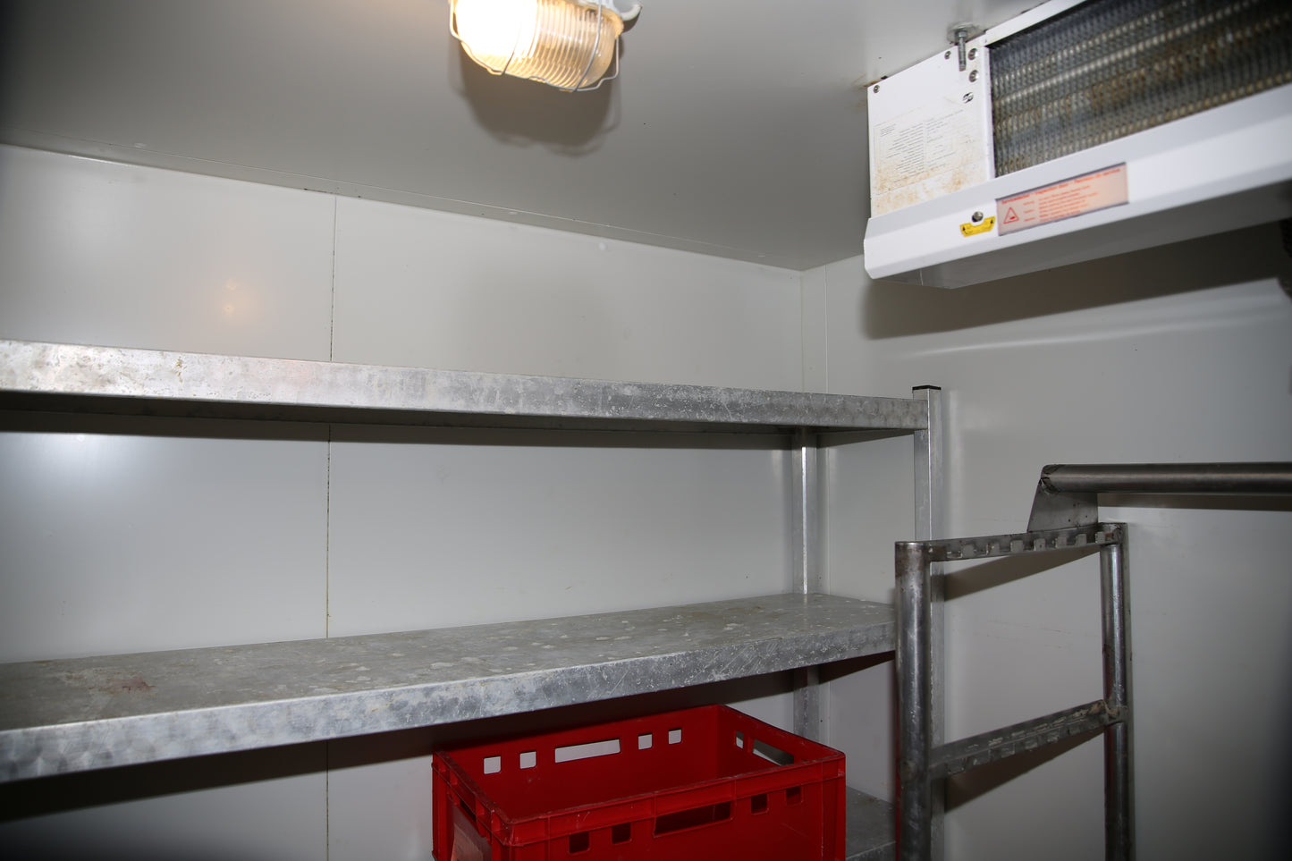 Cold storage - with shelves and electronics