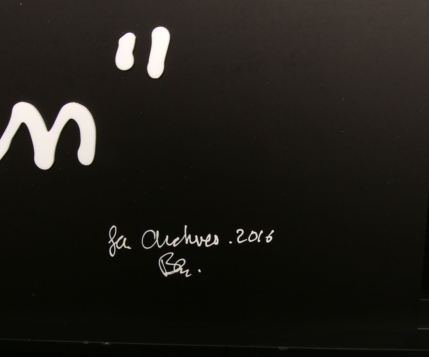 Vautier, Ben - Je signe rien - aluminium / collage de texte 3D - archive signée à la main