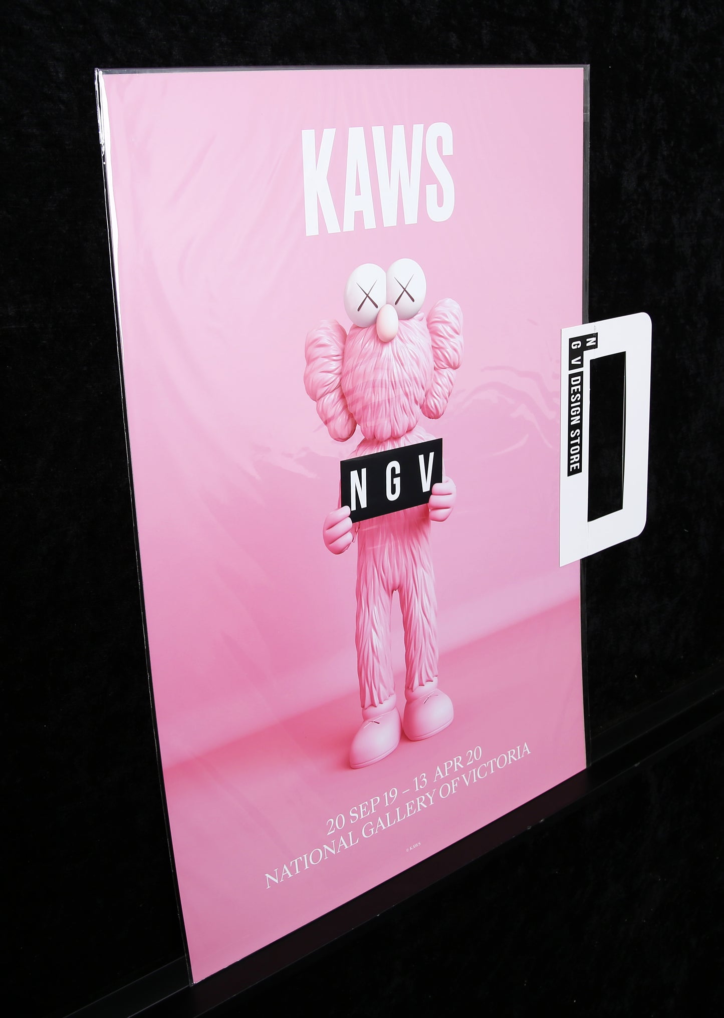 Affiche rose de l'exposition KAWS - NGV Melbourne - offset couleur - 2020