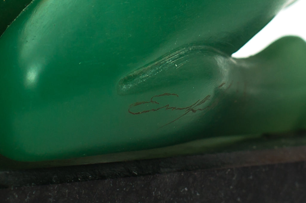 Prof. Fuchs, Ernst - Sphinx viennois - moulage d'art en polymère sur socle en marbre, partiellement doré, signé