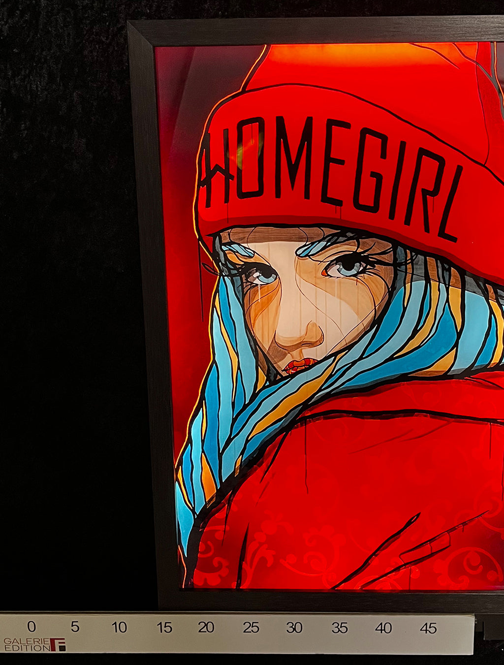 El Bocho - Homegirl - Lightbox - eingefasst im Holzrahmen - handsigniert